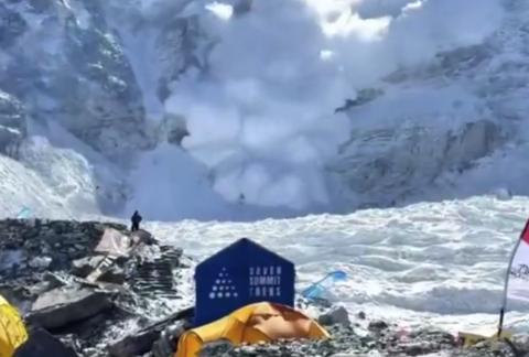 2026年5月11日，珠峰脚下突发惊险雪崩，有人毫无防备直面夺命雪浪，短短几秒经