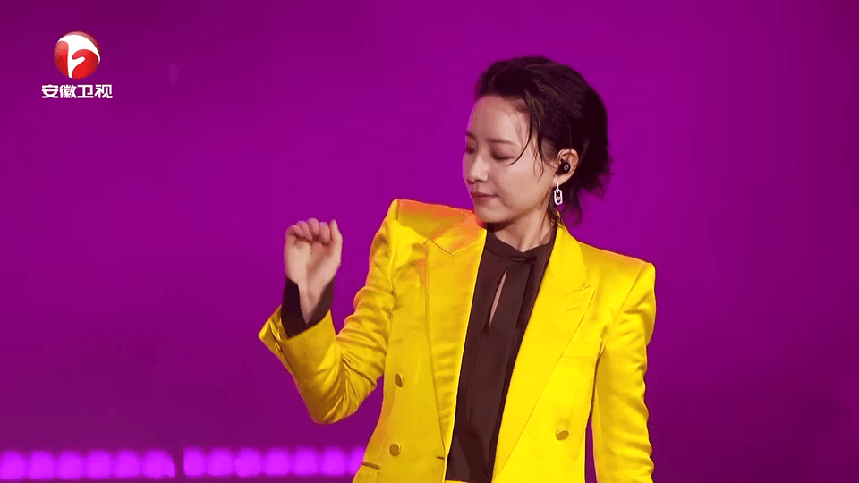 李斯丹妮安徽卫视元宵歌会 李斯丹妮昨晚在安徽卫视元宵歌会也太可了吧！以前总以为她