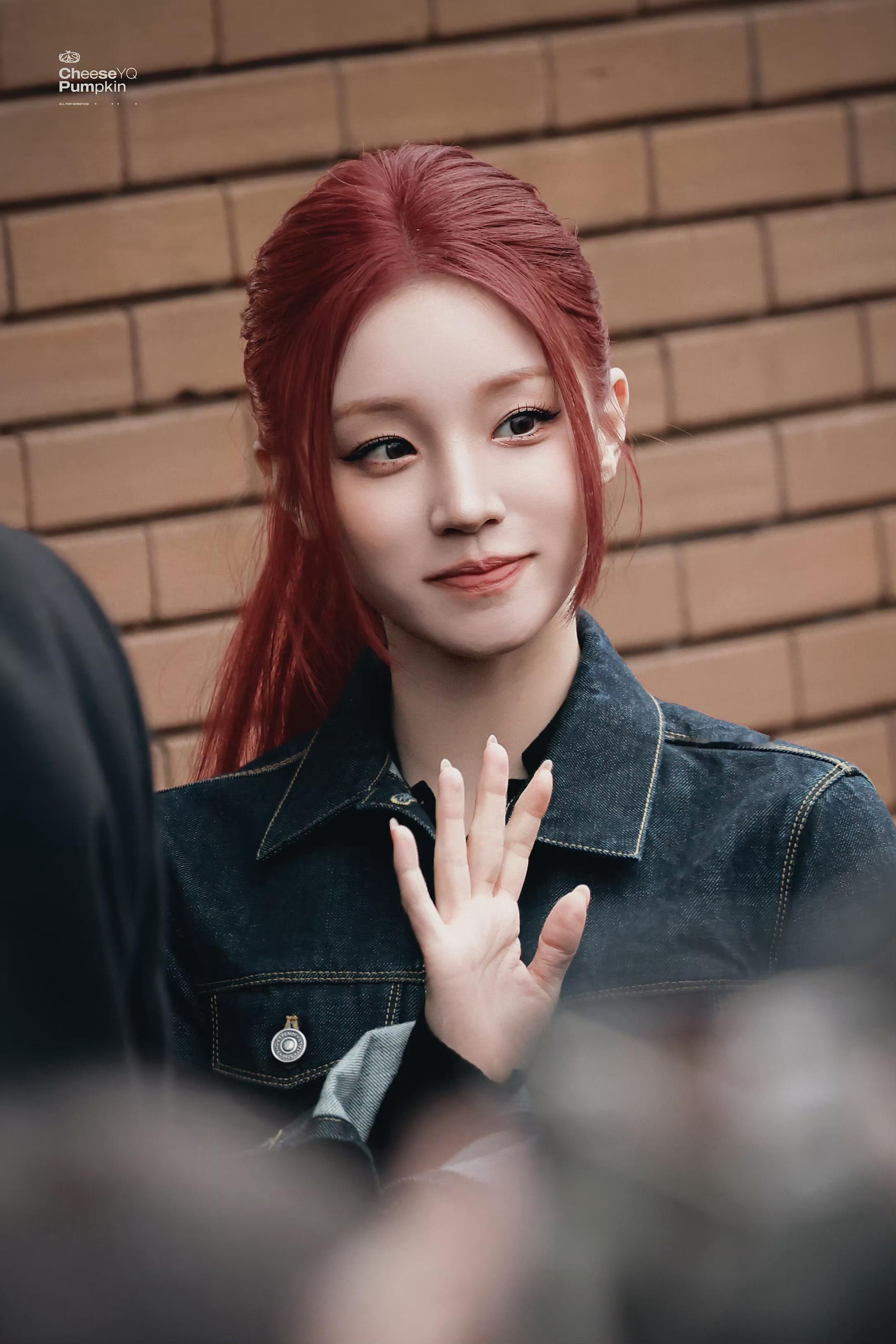 宋雨琦看秀造型🔥宋雨琦红发低马尾好飒红发老公姐甩我一大跳。。。米兰时装周上的宋