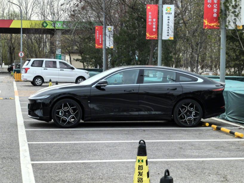 中国不可能在短时间内发布禁售燃油车的政策，反而我们还会继续两条腿走路。
我们现在