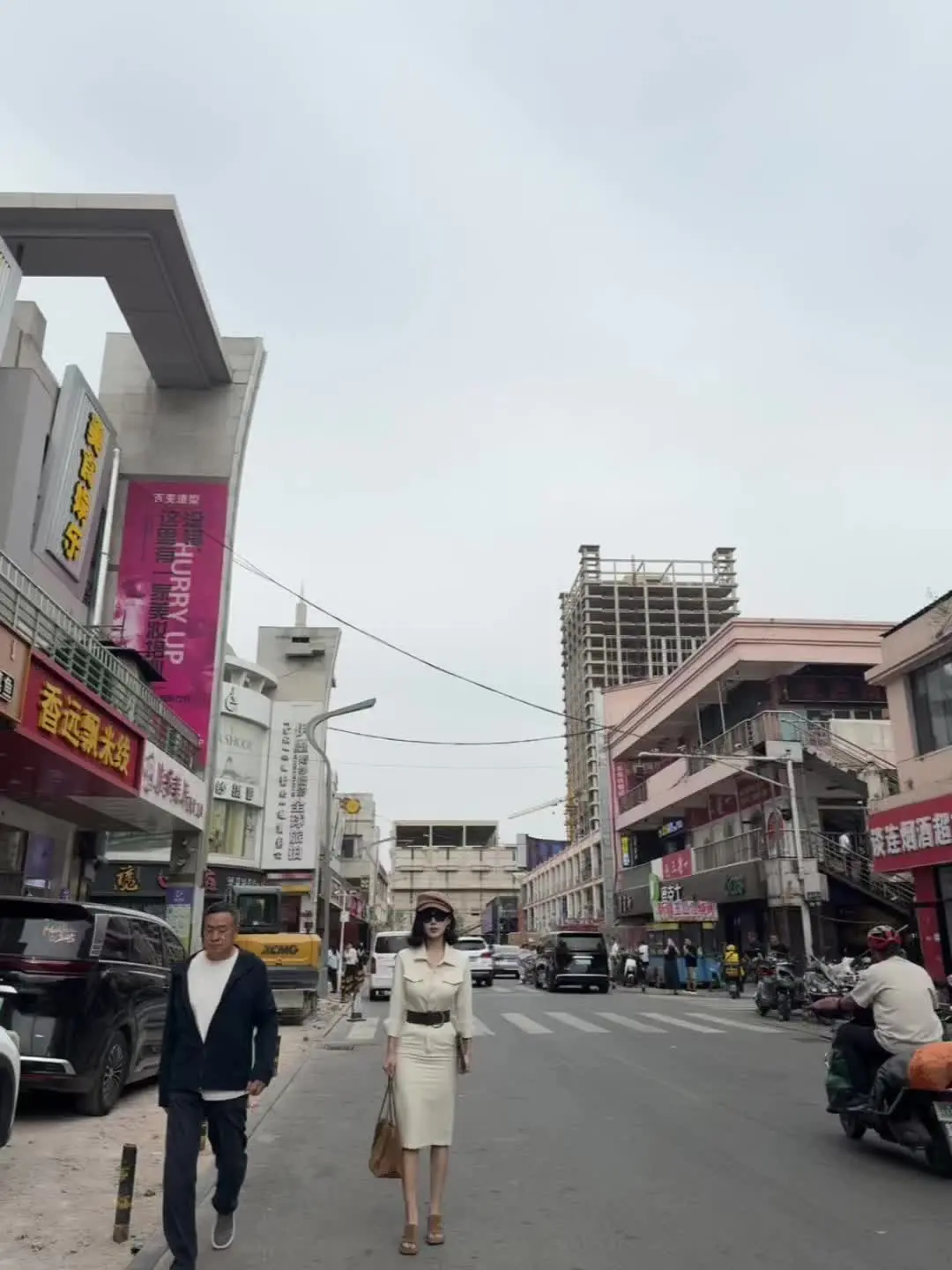 街拍胜地美食一条街，来个羊蹄子吗.
