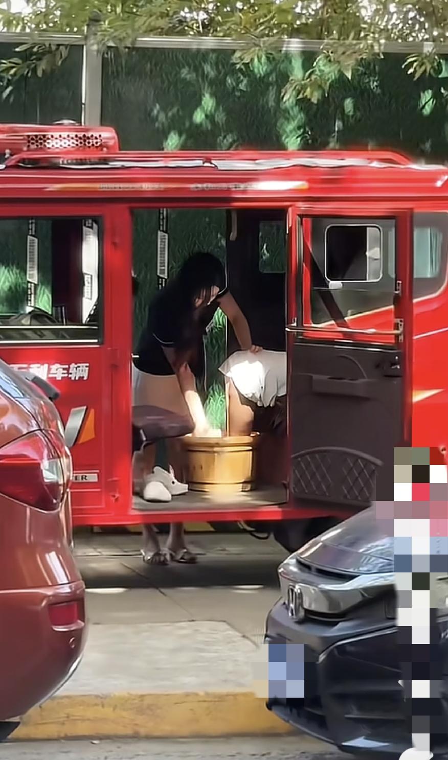 买个三蹦蹦开按摩店，走到哪里都可以做生意，连店铺租金都节了，按一个铮一个，按摩这