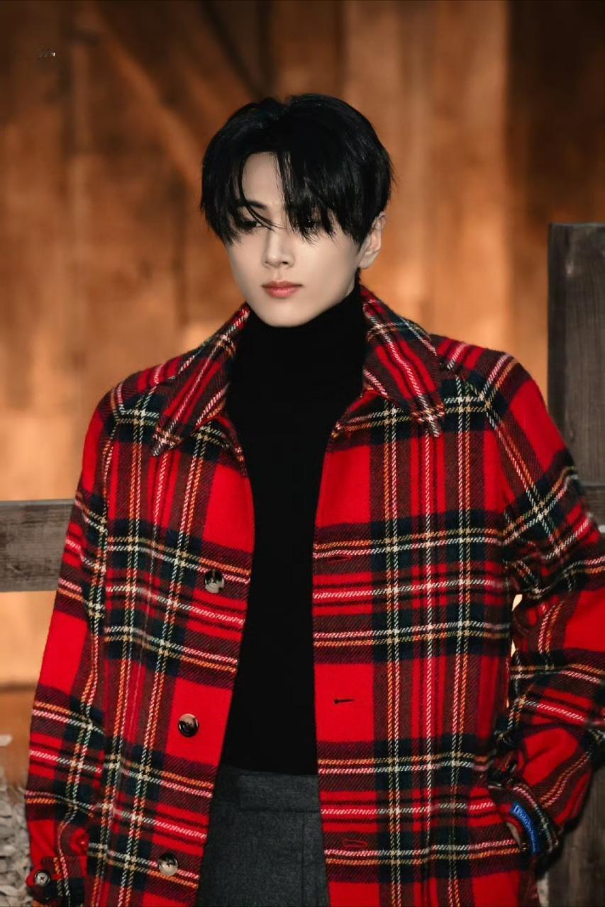 朴综星拉夫劳伦线下活动生图，红色大衣氛围感拉满。简直艺术品 ​​​