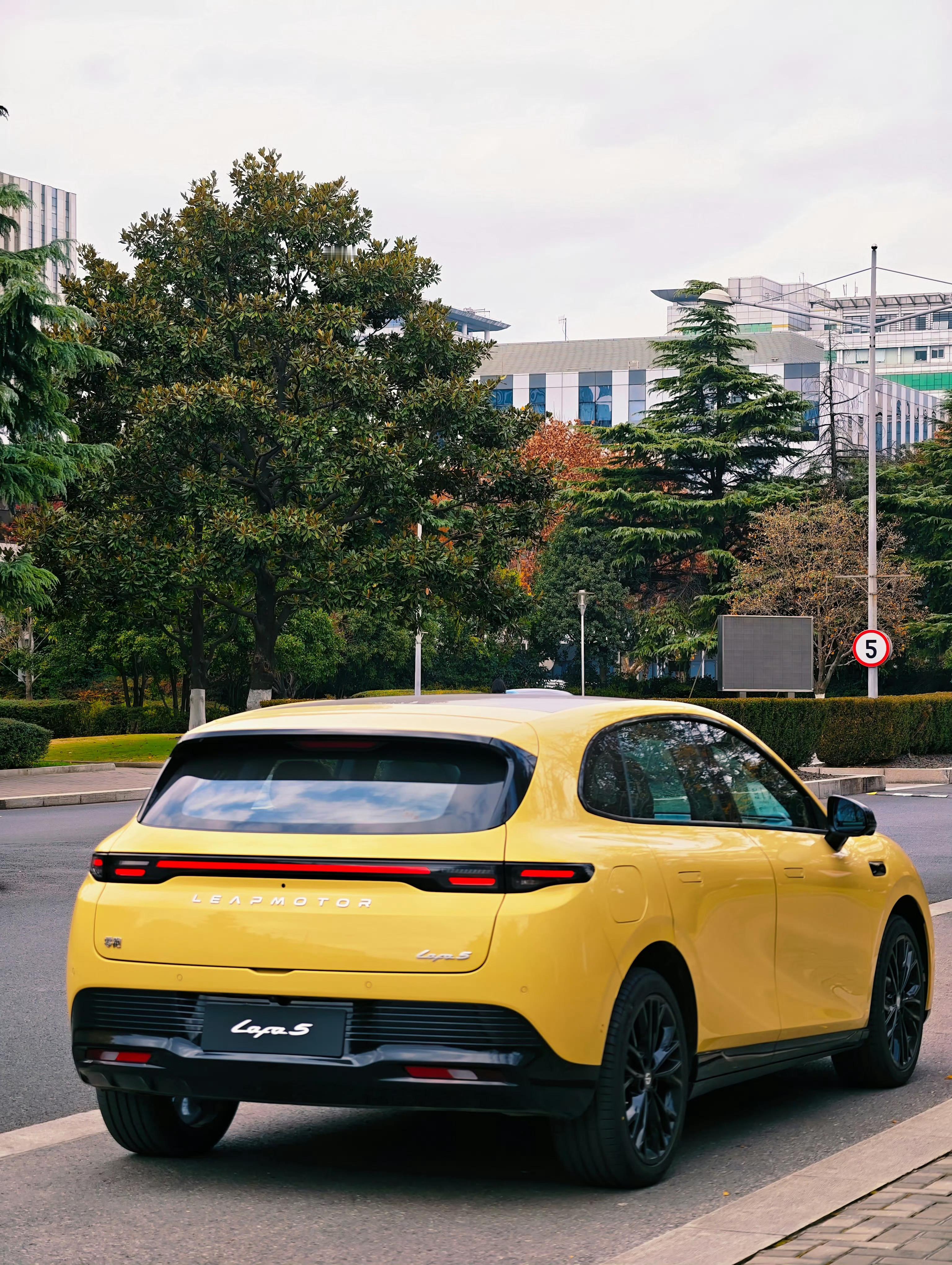 零跑真的是款款爆款lafa5发布了没多长时间，最近每次出门就能看到几辆，有一说一