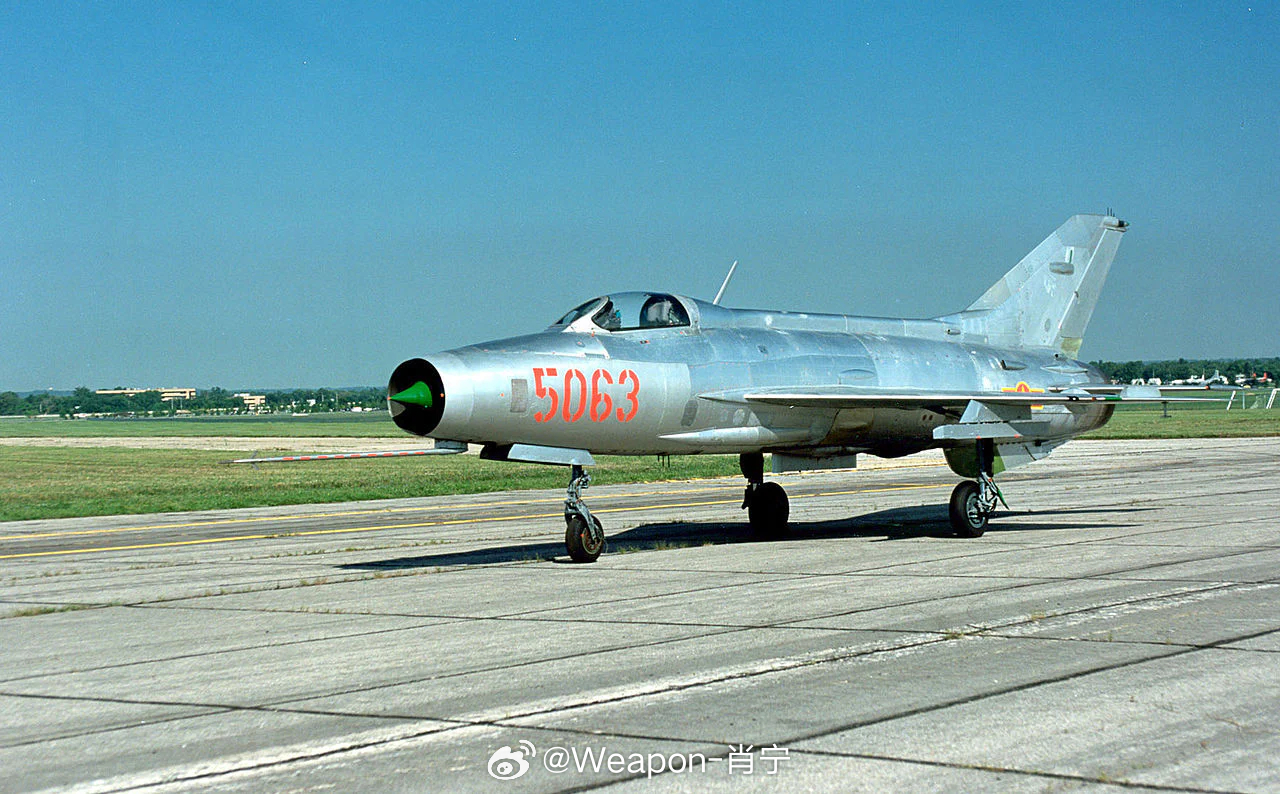 兵器影像 1972年12月，“后卫二号”行动期间，越南北部上空，美国空军B-52