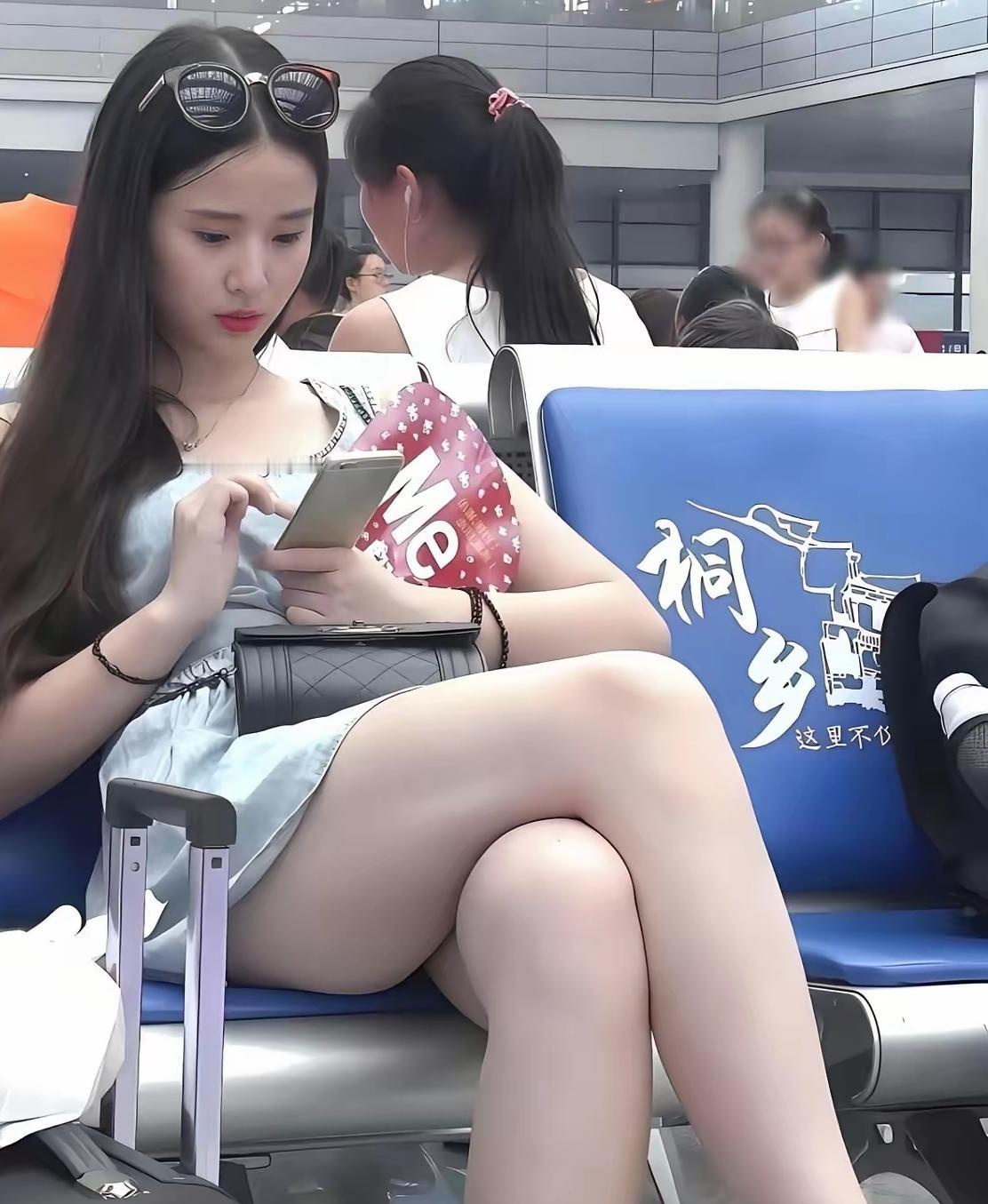 那种感觉真的藏不住：眼神会不自觉地追随她的背影，大脑瞬间有点“宕机”，平时挺能说