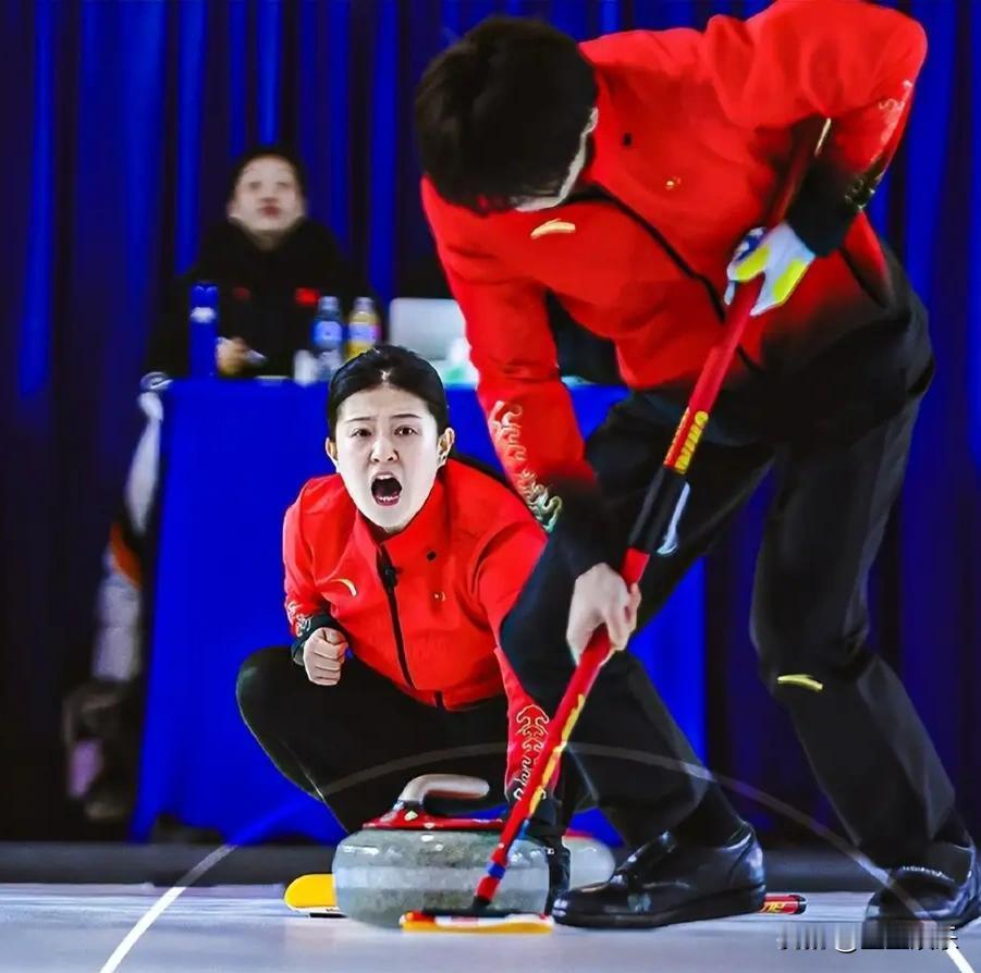 冰刷划过冰面的声音，轻重缓急都有讲究。
那是中国混双冰壶唯一的“语言”。
昨天的