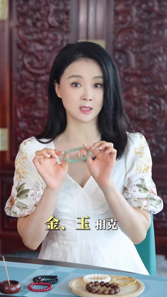 手串戴对会让你越来越旺，手串戴错反而会不断消耗你。想要知道手串怎么戴，记住这个口