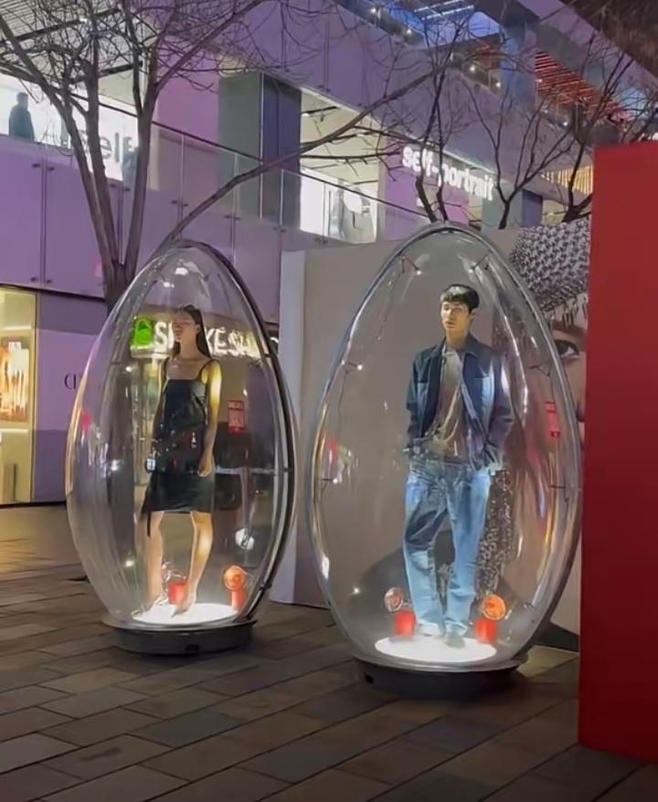 最近北京三里屯「城市寻蛋」透明蛋模特直接火出圈，日薪4000确实是很诱人，但这钱