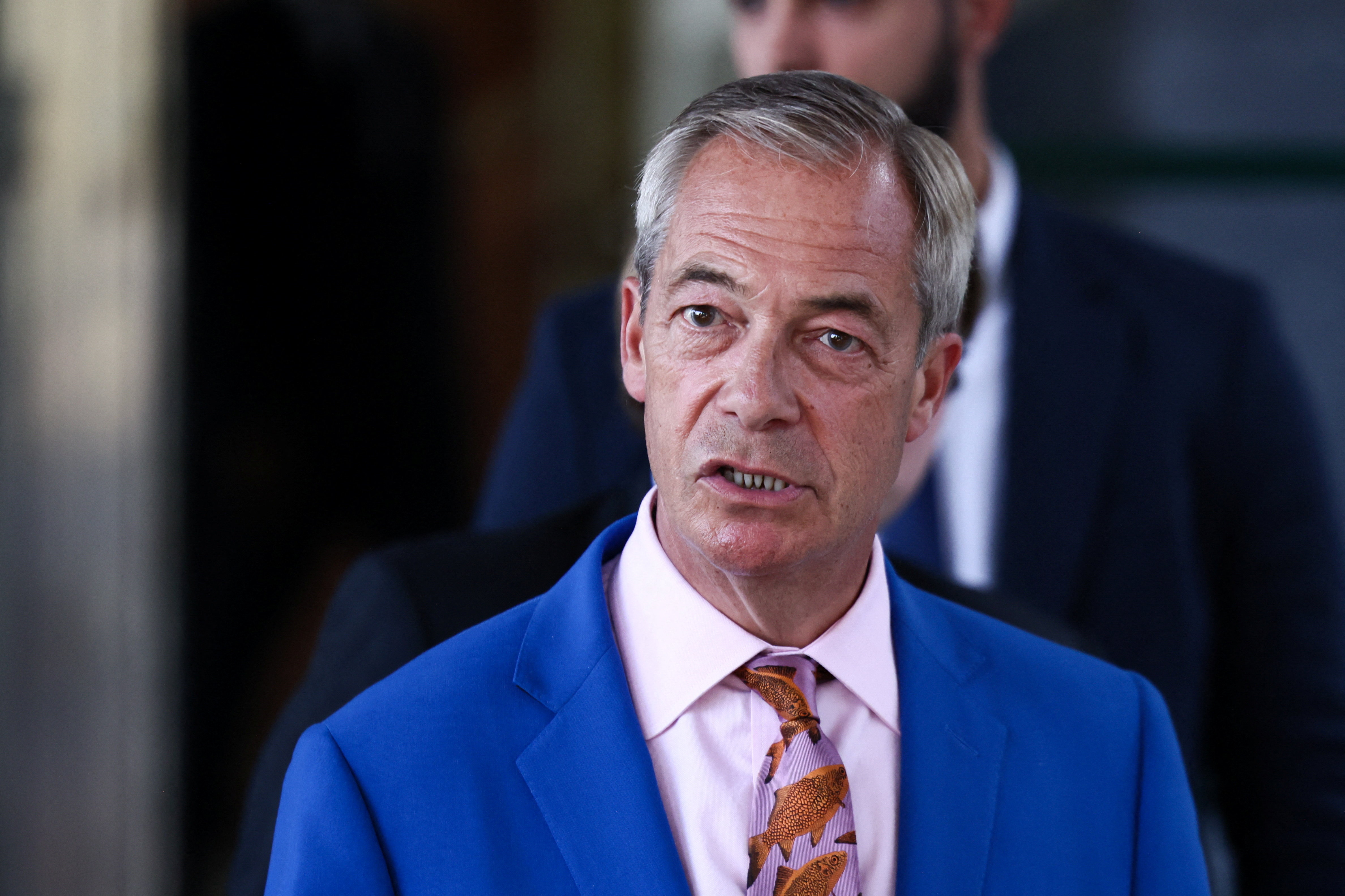 英国改革党领袖法拉奇近期毫不掩饰地放出狠话，若该党赢得下次大选，将在英吉利海峡展