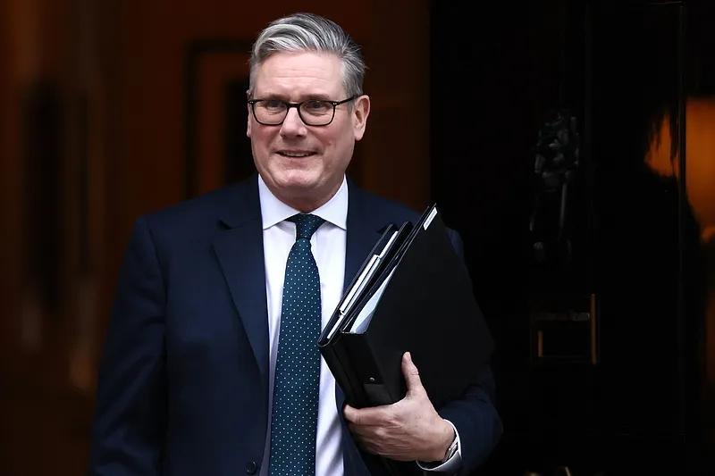 英国首相斯塔默宣布“16岁以下禁用社交媒体”，斯塔默同时表示：我（这么做的目的）