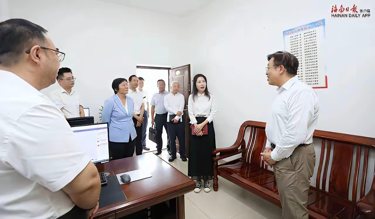 秦岭笑谈 有没有体制内的朋友？你能一眼看出来这里面谁是最大的那位领导吗？看站姿、