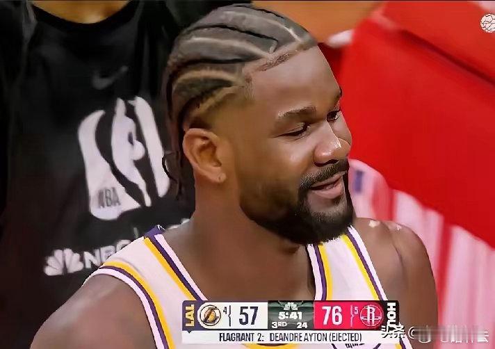 艾顿被驱逐这动作，艾顿被驱逐并不意外，只是有点可惜。湖人跟火箭的比赛打到第三节的