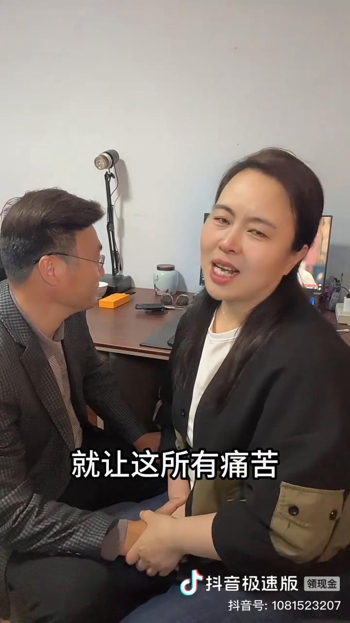等到我们老了后，你走在我前头，就让这所有痛苦由我去承受。我若走在你前头，你依然难