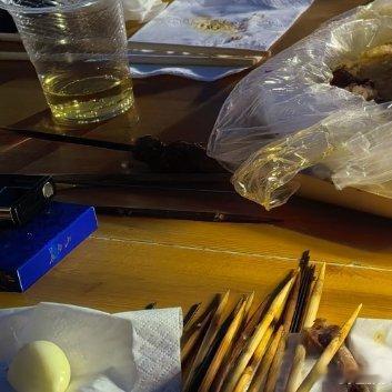 关于“合群”这件事，我花了很久才想明白：如果你觉得一个场合需要你刻意搞笑、刻意接