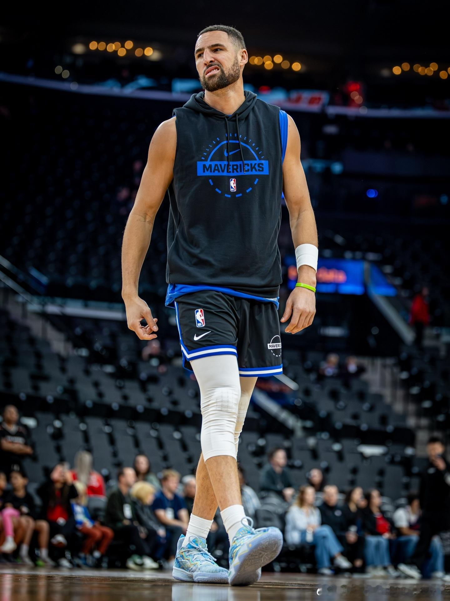 有摄影师发布的独行侠对阵快船的比赛返图，并配文：“他是篮球史上真正的传奇。从湾区