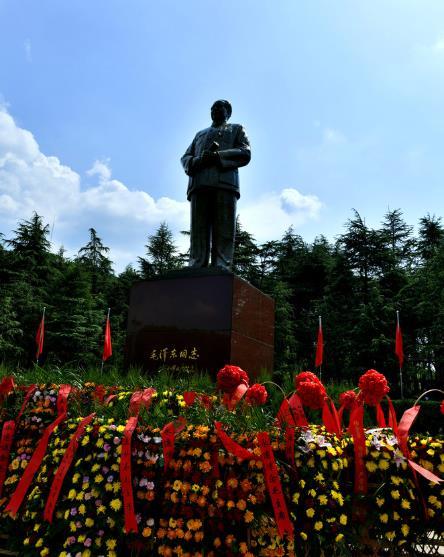 今天是清明节，我以为我们在祭拜祖先，祭拜亲人之前，应该先来祭拜一下老人家。
首先