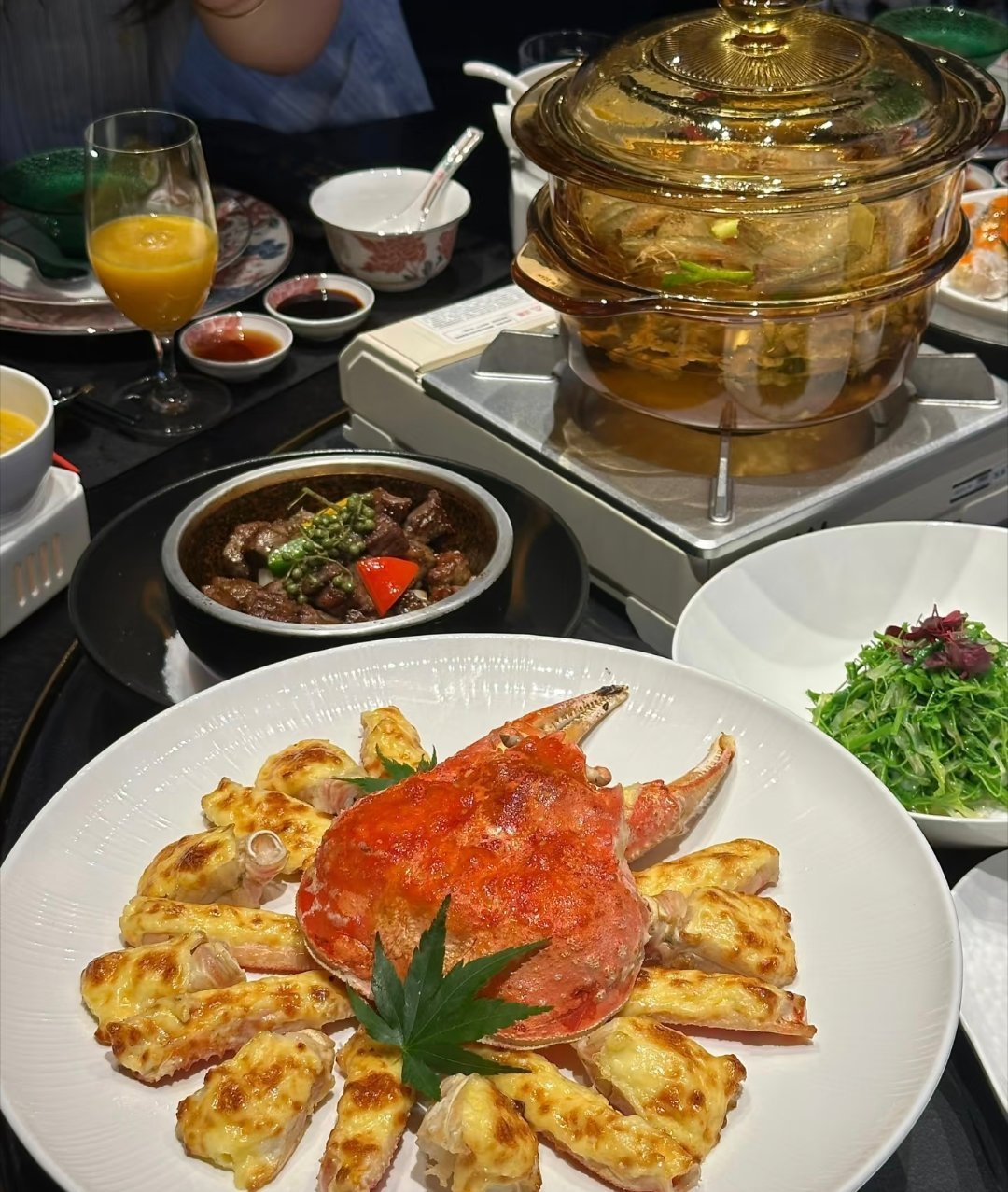 忙完日常琐事，和挚友相聚小酌，在烟火佳肴里卸下疲惫。待人多些体谅，遇事少些焦躁，