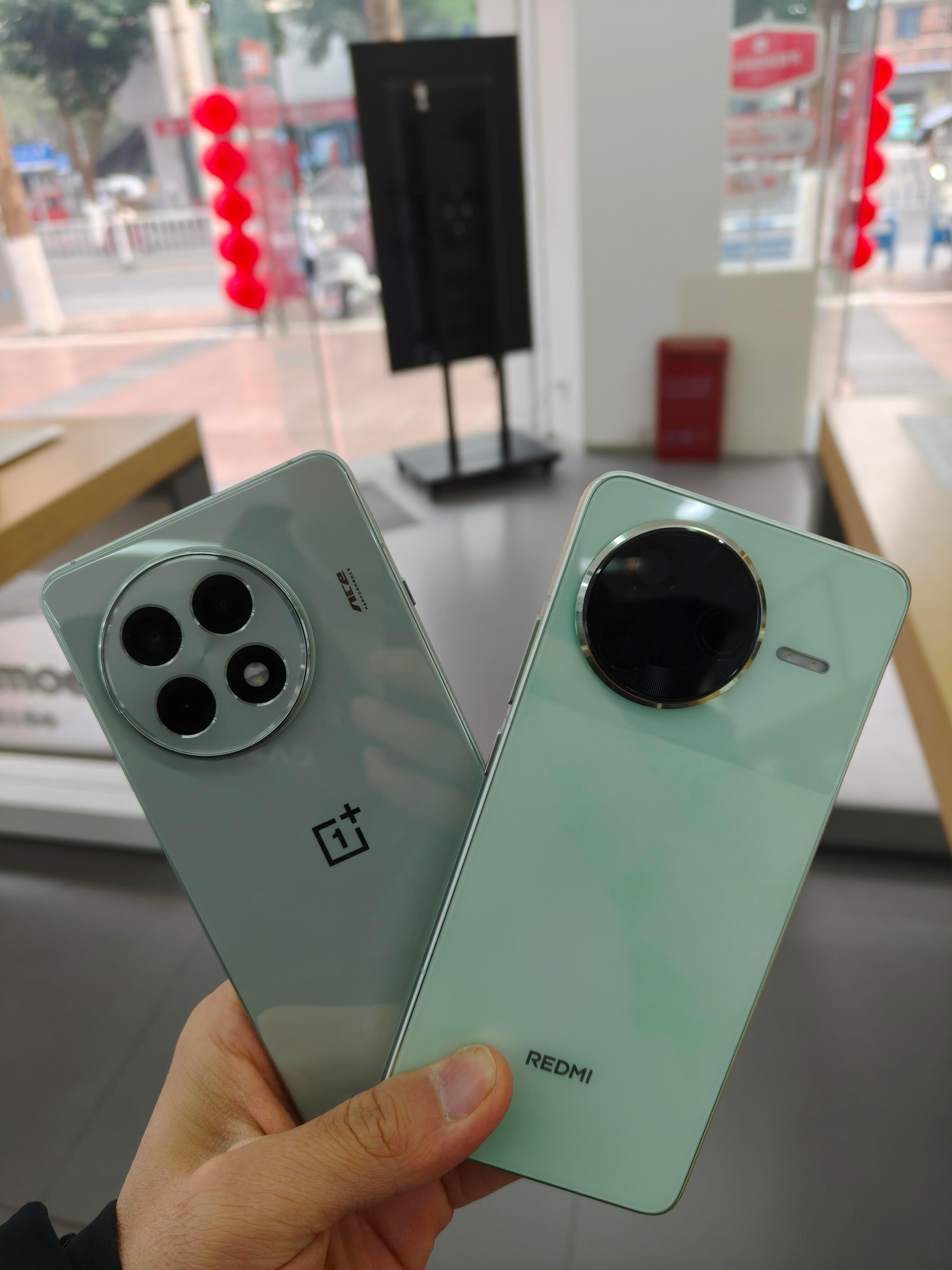 给家里长辈买手机，买一加 Ace5还是红米k80？ 