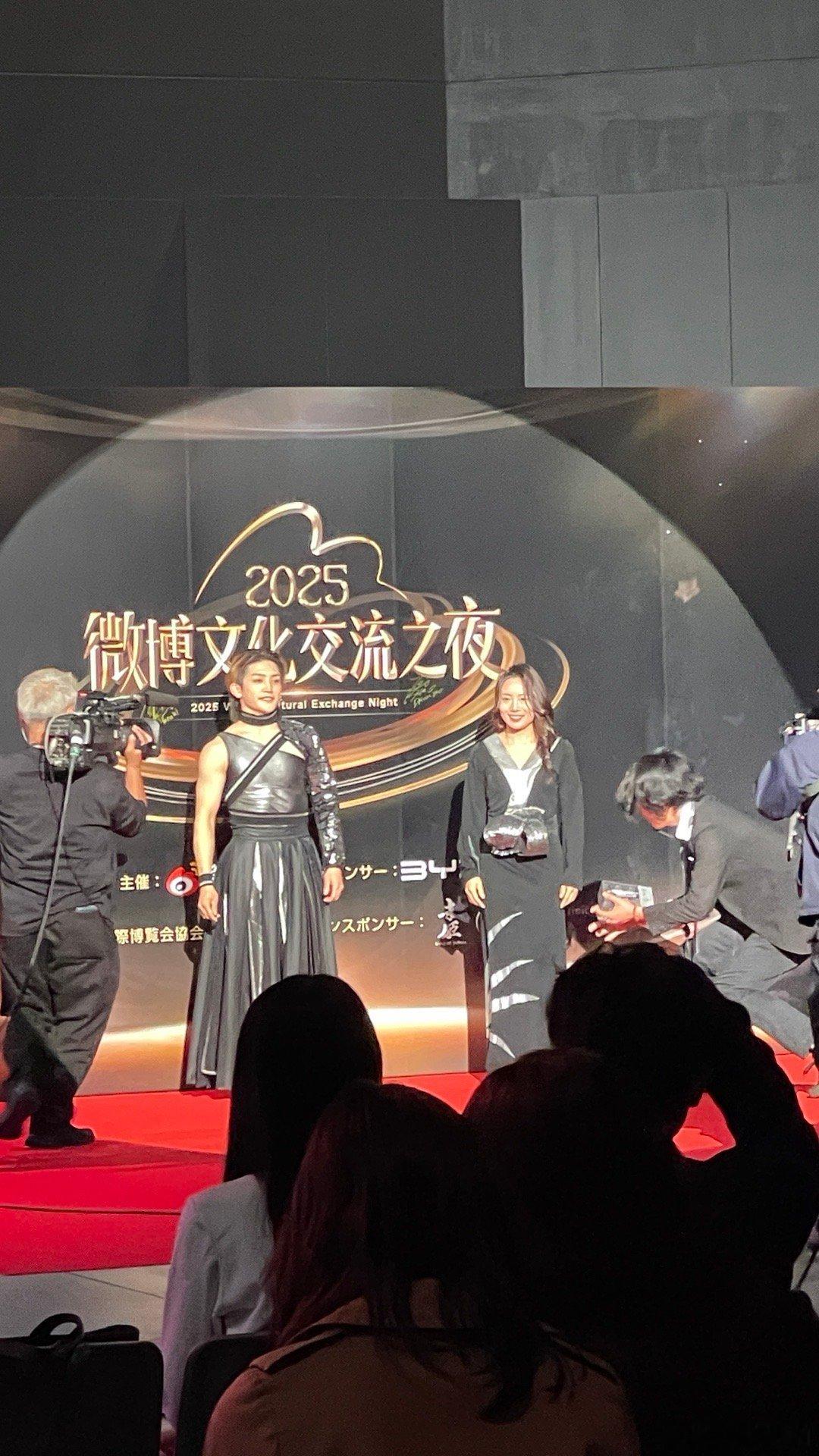 横滨BUNTAI今晚星光熠熠，2025大阪世博吉祥物“脉脉”惊喜现身，和现场的文