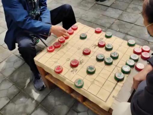 出门下象棋，他穿着拖鞋走进了荒山深处。

一句“出门下象棋”，从此没有再回来。这