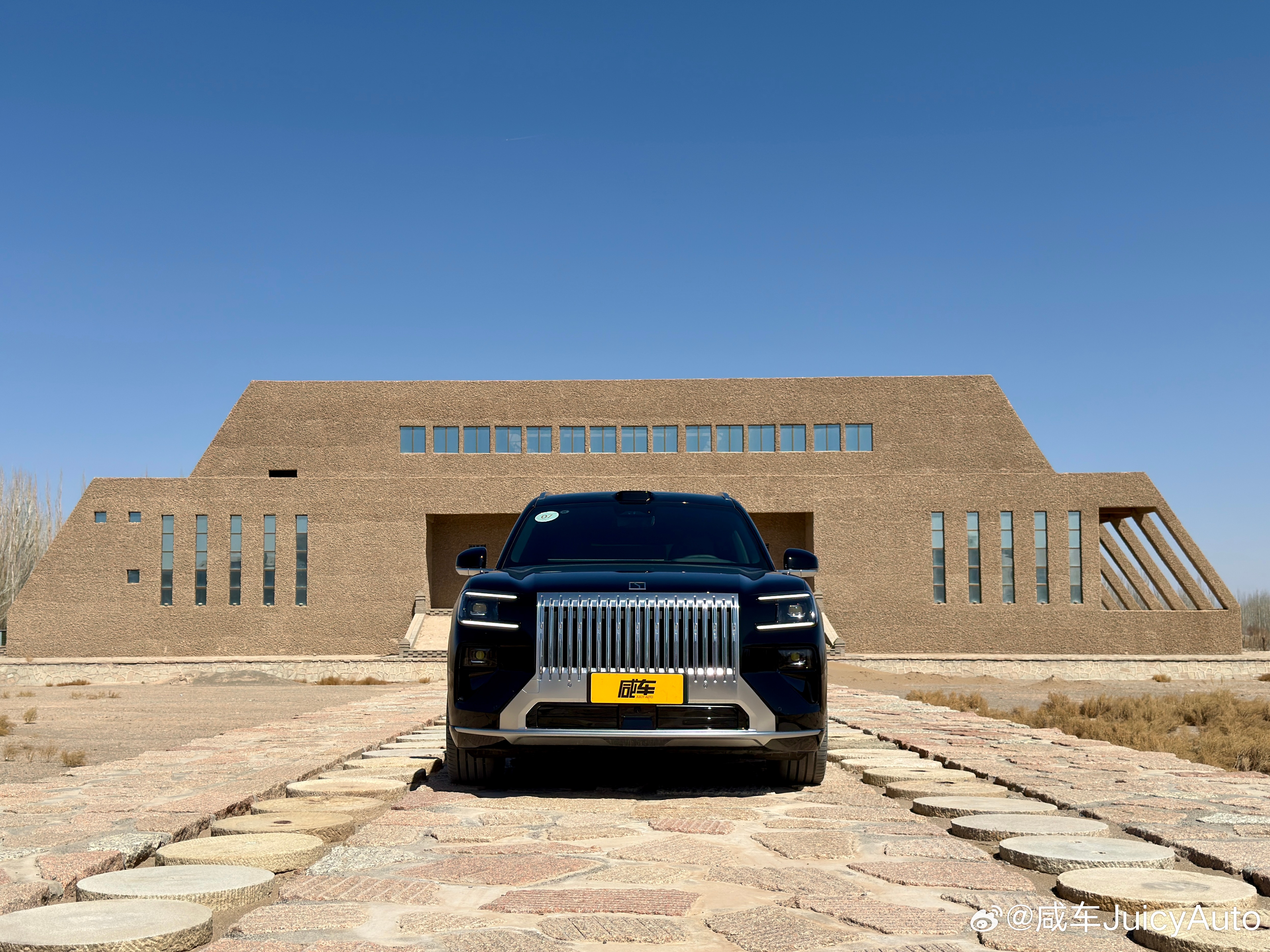 公路之王？霸气外露试驾完毕！稍后奉上极氪8X