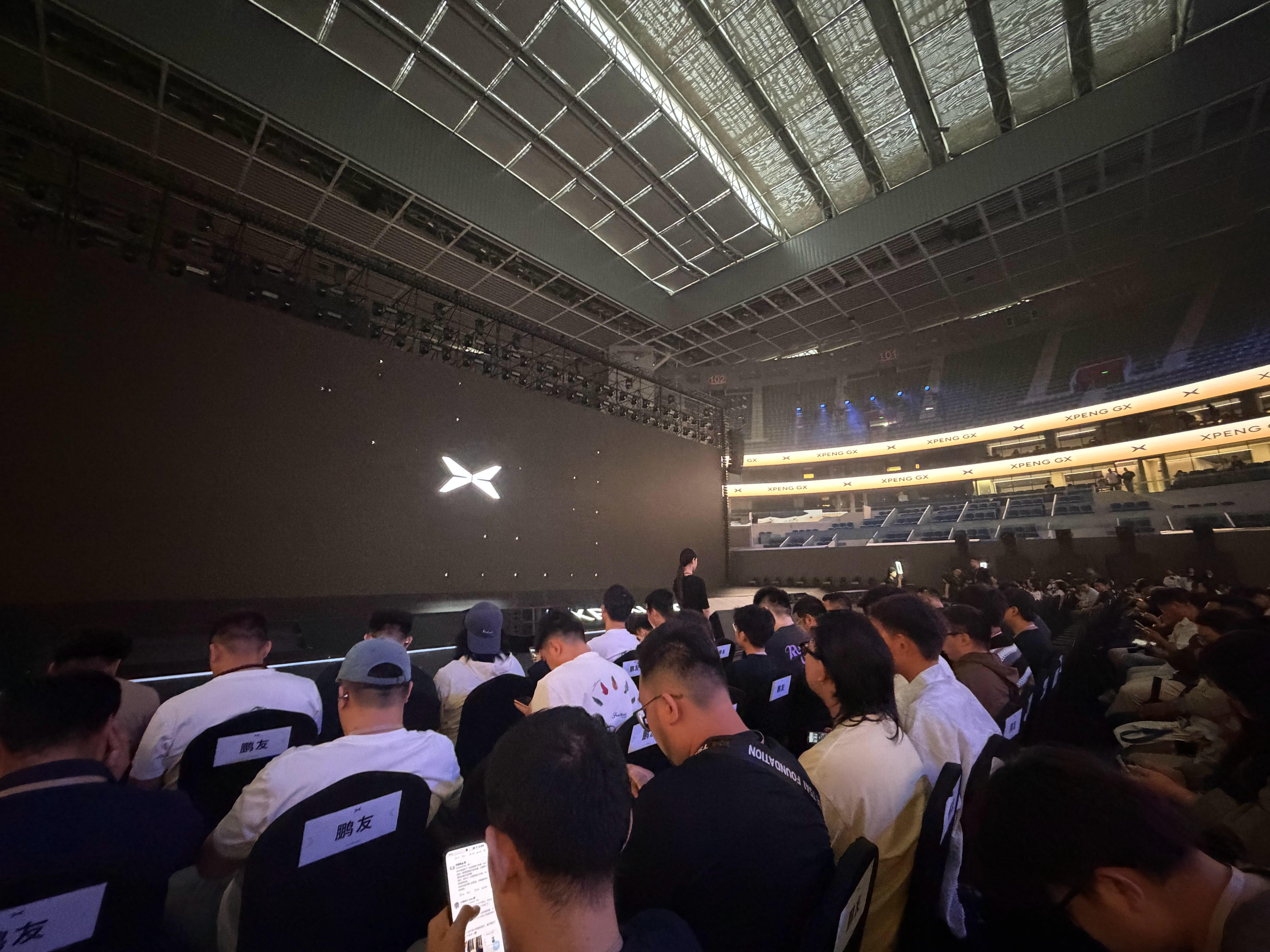 小鹏GX上市发布会现场，这戴帽子的哥们是谁啊 北京·北京奥林匹克公园网球场