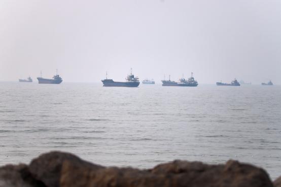 霍尔木兹海峡再次告急，伊朗导弹横扫美军基地，美国这次敢不敢继续加码？7月12日，