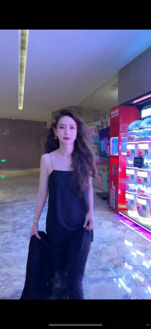 谁能不被戚薇圈粉！亮相北影节红毯携电影为我的心动买单而来，状态在线魅力十足 