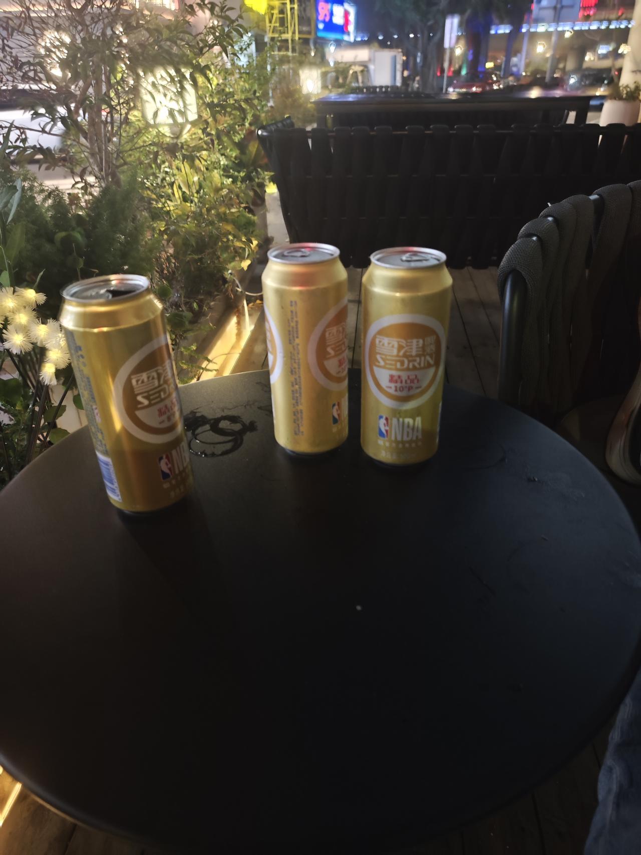 “你对生活没啥追求，
一张床一个沙发就可以了。”
但心很野，要星辰大海。
真是这