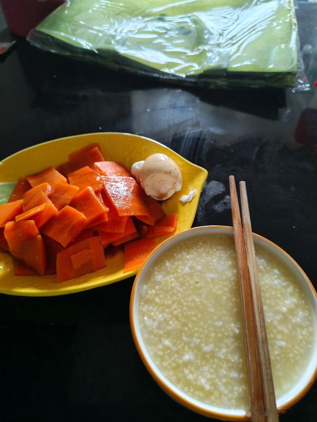匆匆忙忙的，又是一个早晨，从5点钟起床到现在，6:41，小伟完成了跑步。做饭，吃