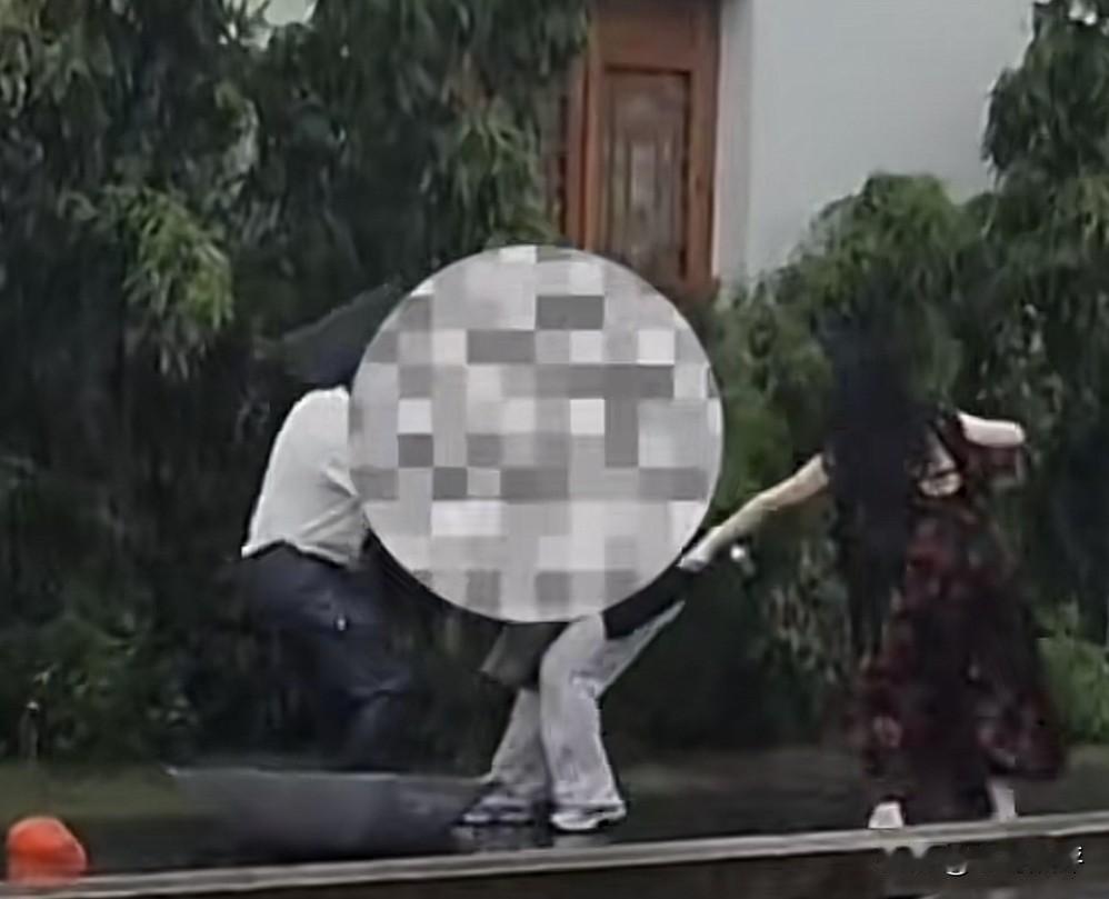 姑苏区中张家巷口发生伤人事件最新后续，在这起事件中挺身而出的碎花裙女生和大勺哥，