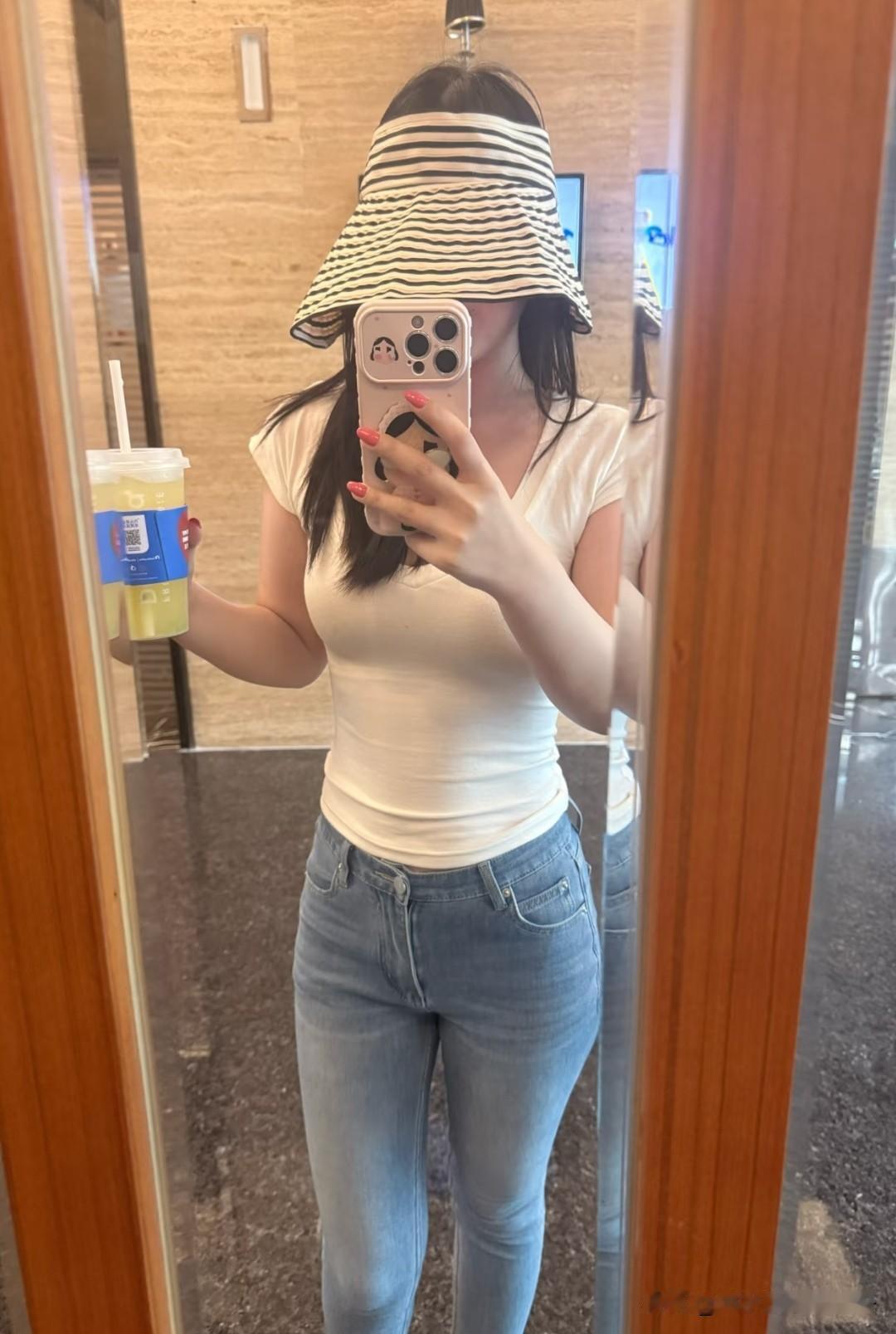 女人穿牛仔裤
自带迷人属性
