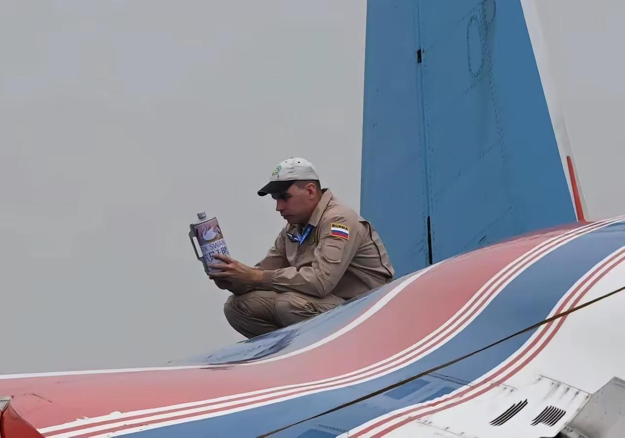 大毛是真猛啊，在南昌起飞前，居然给苏35灌精酿啤酒……

一升装的六只天鹅，就这