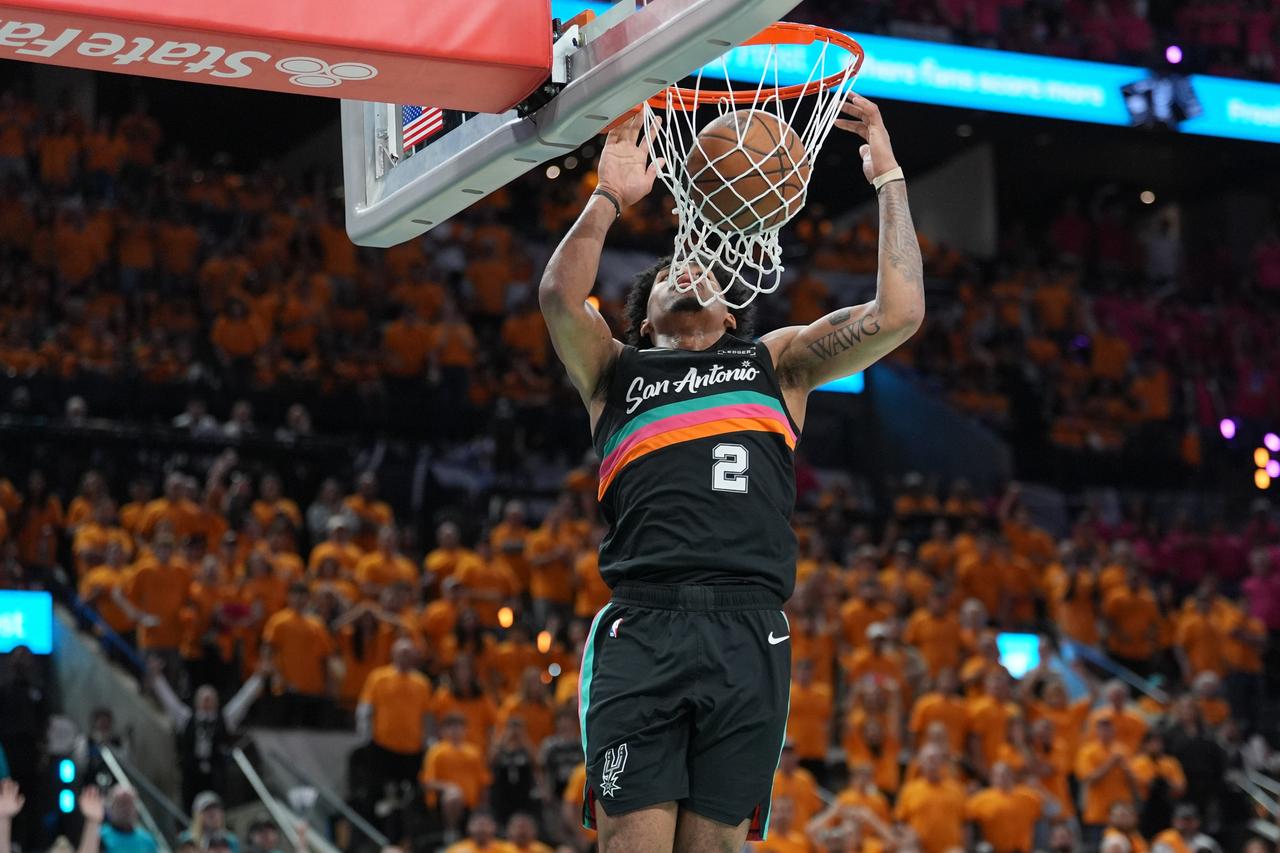 前NBA的著名后卫乔·约翰逊在一档节目当中谈到了马刺队的新星迪伦·哈珀。单打乔表