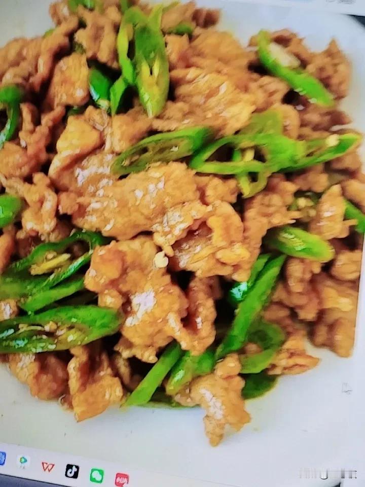 晒图笔记大赛 今天必须晒一晒我做的肉炒辣椒！春天就得尝鲜，这道菜荤素搭配，鲜美得