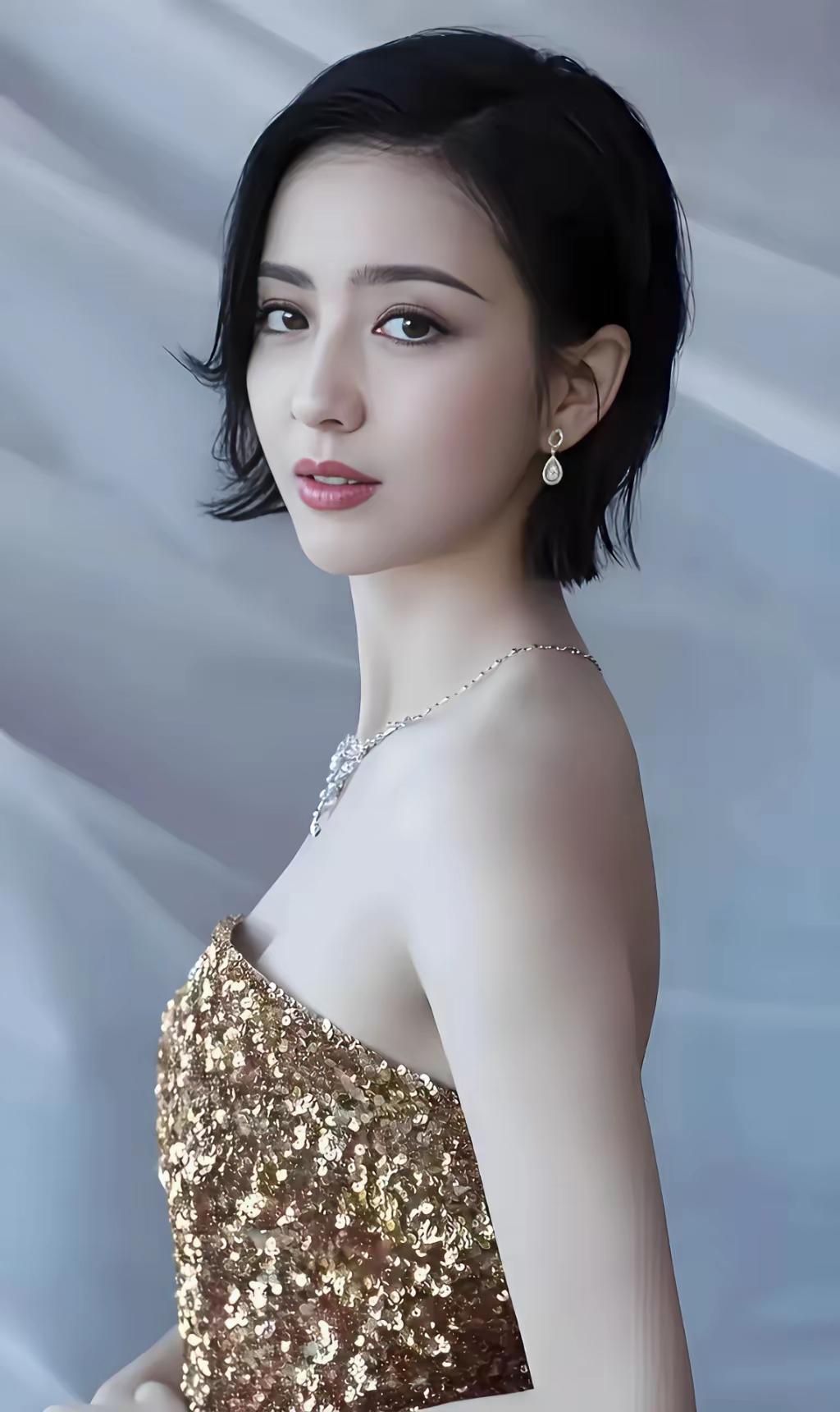 佟丽娅
美的过分了
和陈思成离婚后
带着儿子朵朵活成了最漂亮的自己