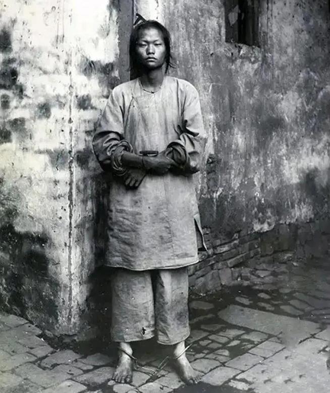 1895年，一名脚戴镣铐的女子被官府判处死刑，她因杀害外国传教士即将被斩首。临刑