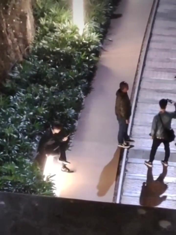 林彦俊为你千千万万遍路过这张石板长椅，一下子就想起那个认真练舞的你。你为热爱奔赴