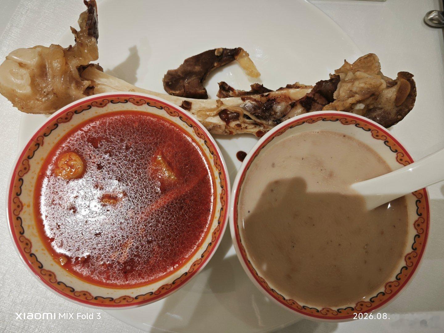 内蒙古早餐，啃羊骨头，喝羊杂汤，饮奶茶，吃红油牛肉面，没有一样符合地中海饮食标准