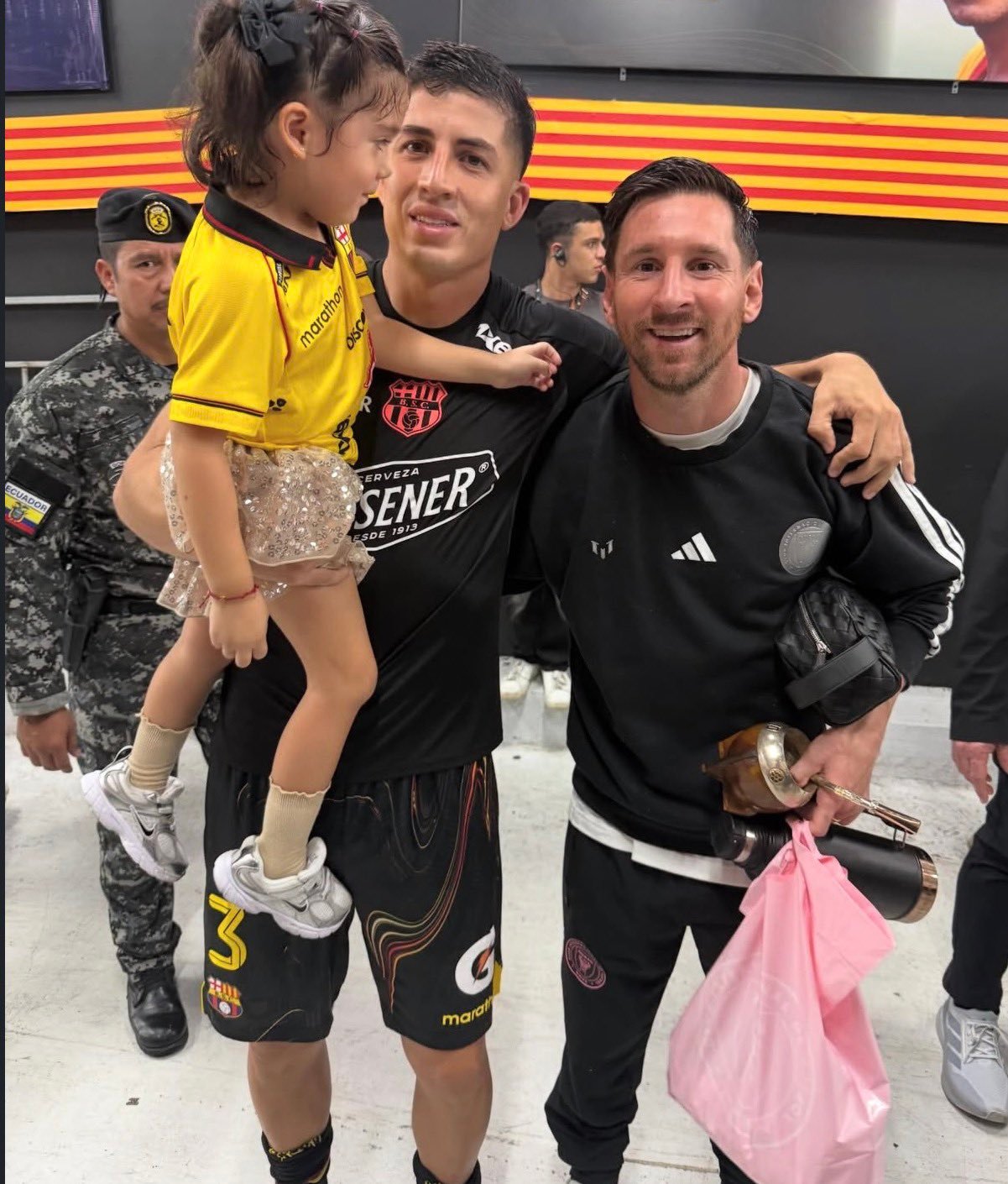 巴塞罗那瓜亚基尔球员卢卡·索萨更新ins：我用最棒的方式实现梦想！❤️梅梅好可爱