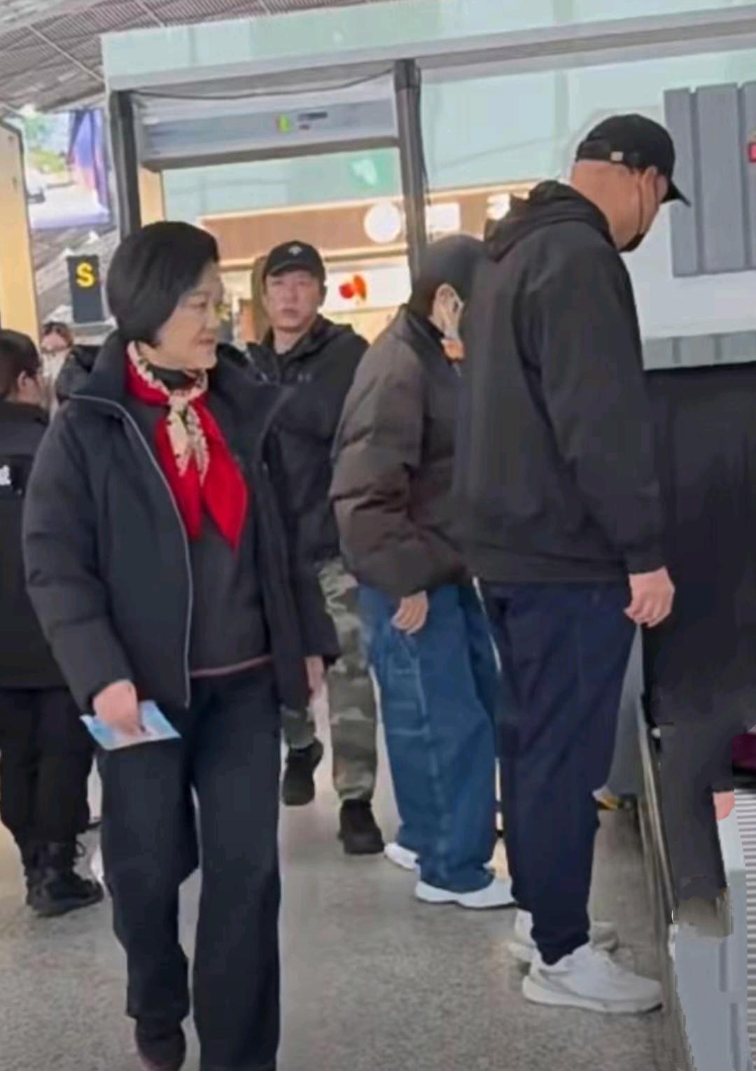 超女李宇春带父母一同出行，春爸爸太帅了！
李宇春还是一身中性打扮，戴着棒球帽深色