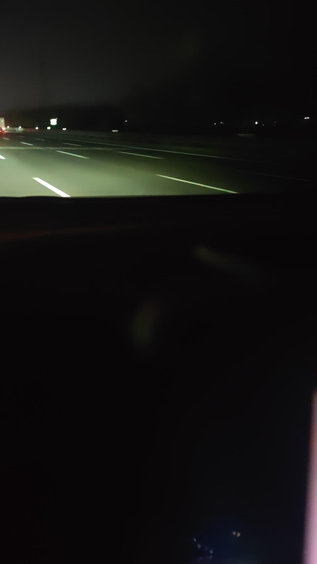 行路如人生，都是在黑暗中前进！