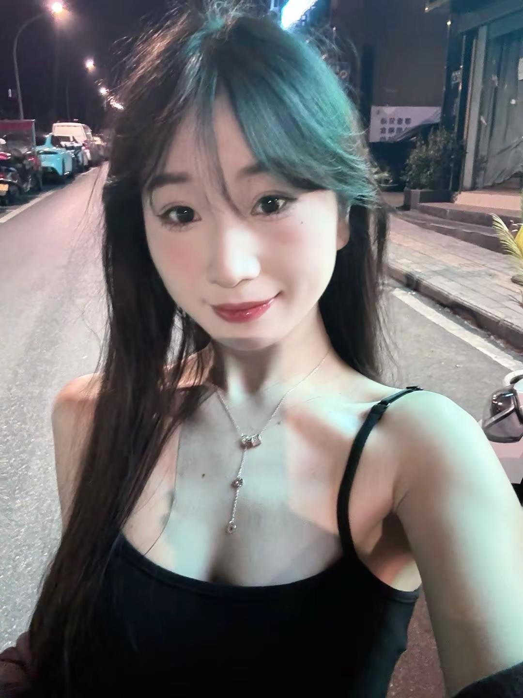 美女 甜系女 吊带 女生自拍