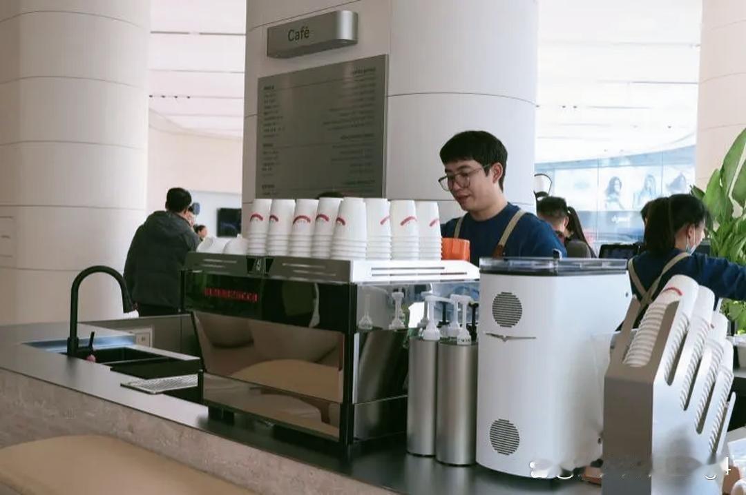 华为咖啡店扭亏为盈，内审部门拿着放大镜准备进场。
任正非一挥手，拦下了。
他说，