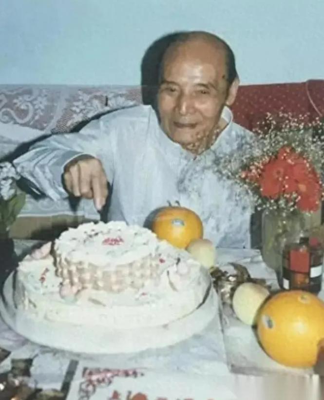 1982年潘汉年平反那天，在山西农场劳改了28年的胡均鹤坐不住了，他让儿子立刻动