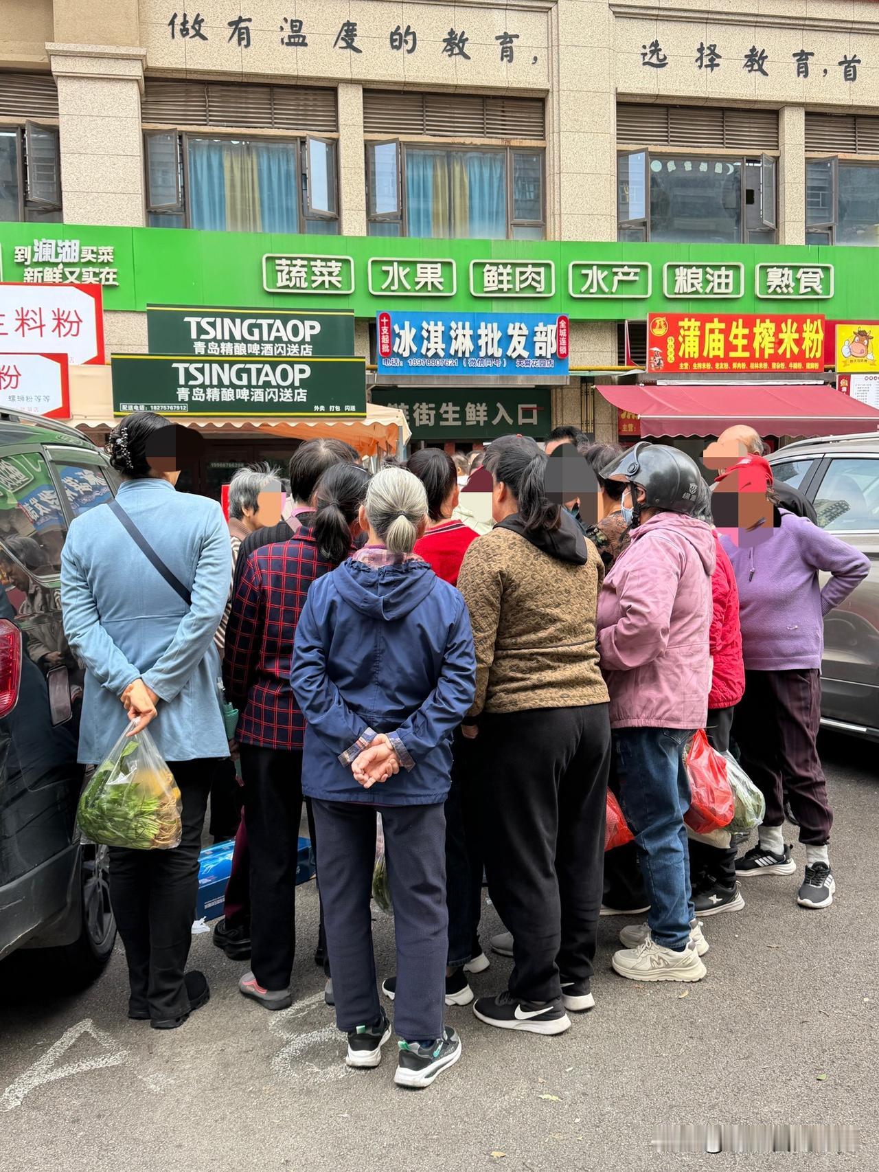 老年人的心思商贩真是摸得太透了。送几个鸡蛋、一包纸巾、几块抹布，马上就能围上一堆