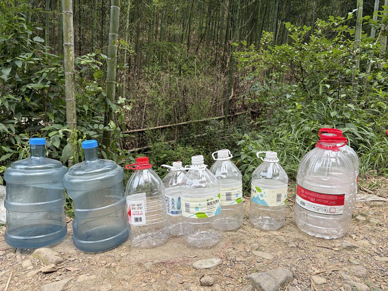 今天上山带了9个桶，打满这一次可以撑2周了吧[呲牙]最近用各种水试茶，有的泡起来