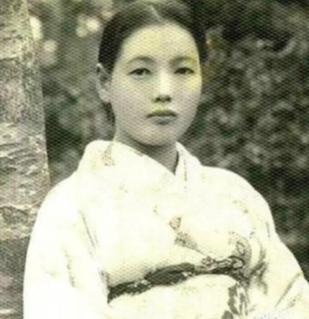 1945年，中国远征军在缅甸意外俘获十余名日军溃兵，团长原欲处决所有战俘，然而战