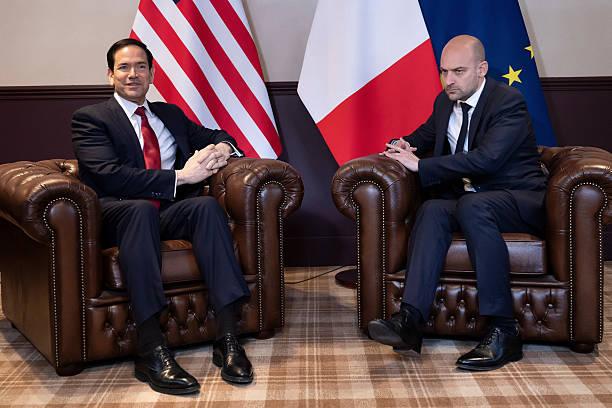 3月27日，美国国务卿马可·鲁比奥在巴黎郊外一个12世纪古老修道院里，和法国外长